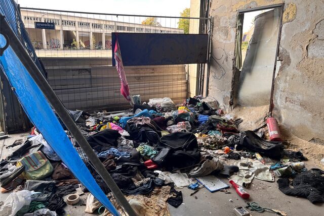 Gammel-Kleidung und Unrat liegen in einer Baracke des einstigen städtischen Fuhrparks an der Herner Straße