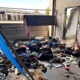 Gammel-Kleidung und Unrat liegen in einer Baracke des einstigen städtischen Fuhrparks an der Herner Straße