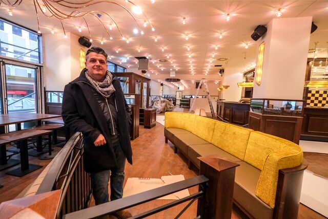 Geschäftsführer Taner Yalcin in seinem vor kurzem eröffneten neuen Café Extrablatt im Markt-Quartier in Recklinghausen. Bald widmet er sich verstärkt dem Castrop-Rauxeler Bistro.