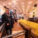 Geschäftsführer Taner Yalcin in seinem vor kurzem eröffneten neuen Café Extrablatt im Markt-Quartier in Recklinghausen. Bald widmet er sich verstärkt dem Castrop-Rauxeler Bistro.