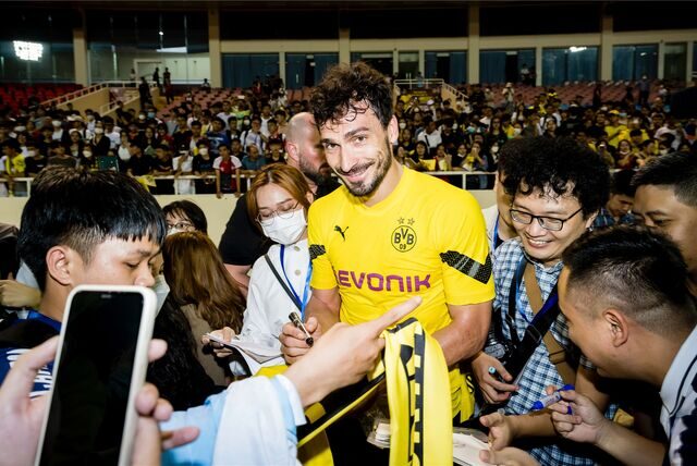 Mats Hummels schreibt Autogramme.
