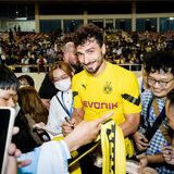 Mats Hummels schreibt Autogramme.