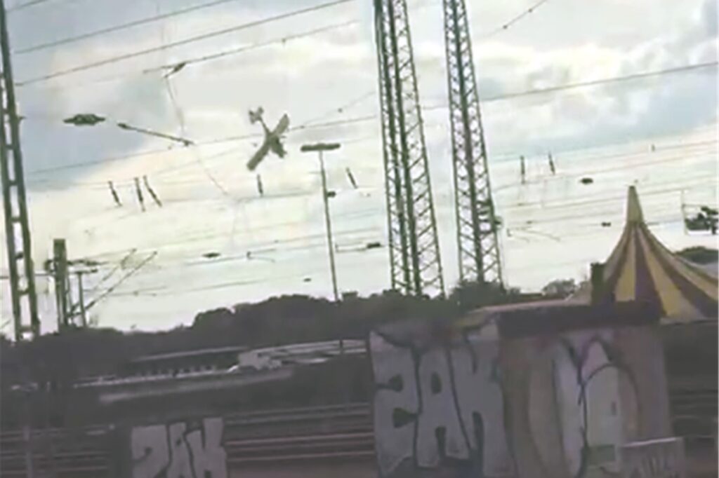 Das abstürzende Flugzeug neben dem Zirkus Flic Flac in Duisburg.