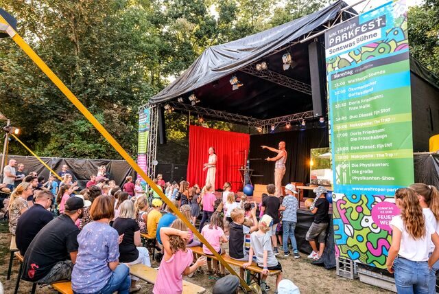 Aufnahme der Sonswas-Bühne beim Parkfest Waltrop mit Publikum auf Bänken.