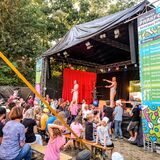 Aufnahme der Sonswas-Bühne beim Parkfest Waltrop mit Publikum auf Bänken.