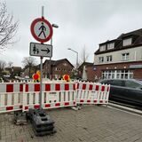 Ein Schild vor einer Baustelle an der Josefstraße weist auf eine Umleitung für Fußgänger hin.