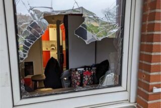 Ein eingeschlagenes Fenster