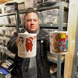 Karsten Supa zeigt zwei der bedruckten Tassen