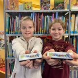 Carlotta (l.) und Annika zeigen die kleine Mundharmonika in der Stadtbücherei in Oer-Erkenschwick. Beide Mädchen besuchen die vierte Klasse der Ewaldschule.