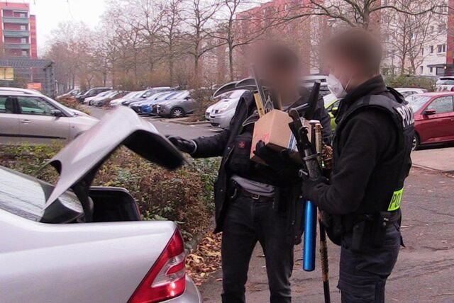 Polizisten haben nach einer Durchsuchung Gegenstände beschlagnahmt.