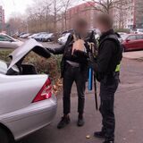 Polizisten haben nach einer Durchsuchung Gegenstände beschlagnahmt.