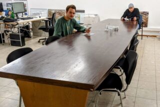 Jonathan Langer und Jan Ottensmann (Stadtteilbüro „Wir machen Mitte“) am Konferenztisch in der Franziskanergasse
