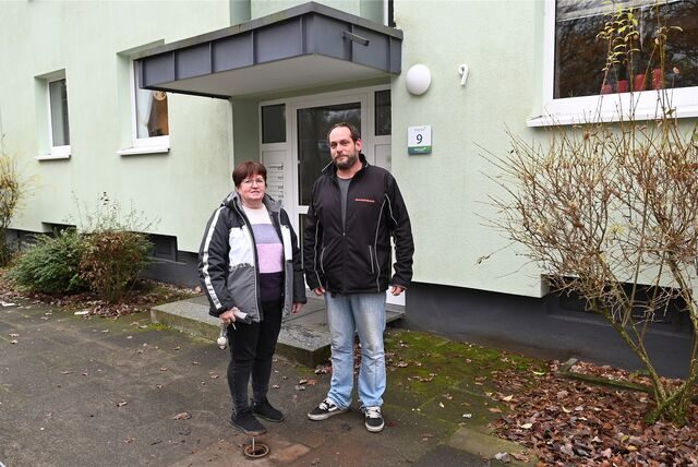 Mieterin Christa Kremer ist seit Dienstag ohne Wasser. Christian Witteler unterstützt eine Freundin, die auch an der Dimker Allee wohnt und von der Wassersperre betroffen ist.