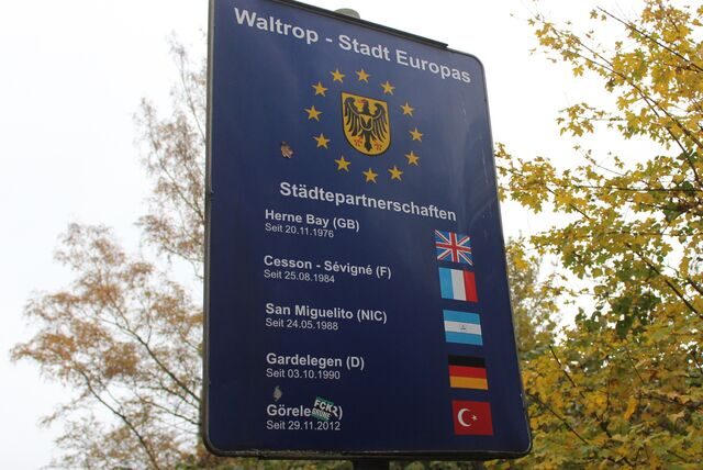 Ein Schild weist auf Waltrops Partnerstädte hin.