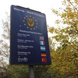 Ein Schild weist auf Waltrops Partnerstädte hin.