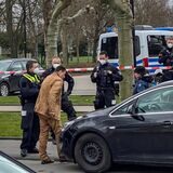 Querdenker Michael Schele aus Hagen umringt von Polizisten.