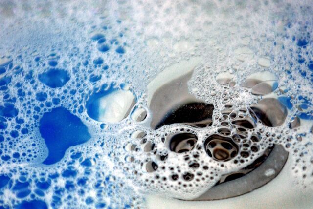 In einer Dusche läuft Wasser ab.