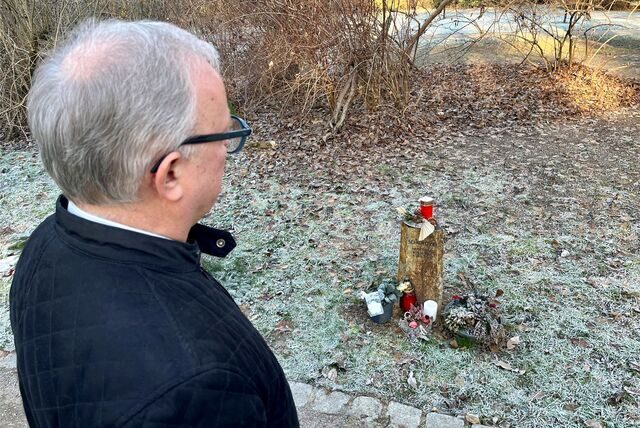 Uwe S. aus Dortmund besucht das Grab seiner Frau Martina auf dem Hauptfriedhof. Sie wurde dort auf einer Obstwiese bestattet.