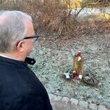 Uwe S. aus Dortmund besucht das Grab seiner Frau Martina auf dem Hauptfriedhof. Sie wurde dort auf einer Obstwiese bestattet.