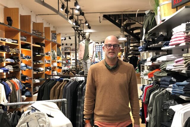 Jens Reiter verkauft in seinem Geschäft am Markt in der Castroper Altstadt