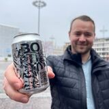 Oliver Jäger zeigt eine Dose des neuen Dortmunder Borussia-Bieres.