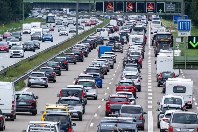 Fahrzeuge stehen auf einer Autobahn im Stau