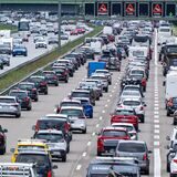 Fahrzeuge stehen auf einer Autobahn im Stau