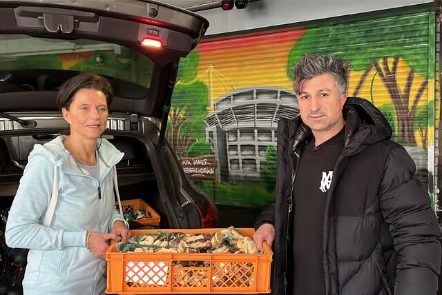 Stefanie Dücker (l.) von der Wohnungslosenhilfseinrichtung Streetwork mit dem Dortmunder Lotto-Millionär Kürsat Yildirim