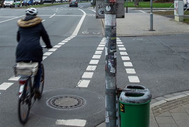 Vor einer Woche kam es zu einem Verkehrsunfall auf der Großen Heimstraße. Eine Frau wurde dabei leicht verletzt. Die Polizei sucht nach der Verursacherin. (Symbolbild)