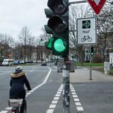 Vor einer Woche kam es zu einem Verkehrsunfall auf der Großen Heimstraße. Eine Frau wurde dabei leicht verletzt. Die Polizei sucht nach der Verursacherin. (Symbolbild)