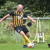 Raphael Rupieper (gestreiftes Hemd), Spieler des RSV Holthausen und vor Jahren der SG Castrop und Spvg Schwerin, ist von der Fußballbühne abgetreten.