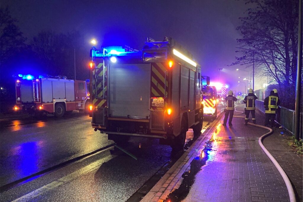 Zahlreiche Einsatzkräfte und Fahrzeuge der Feuerwehr sind im Gewerbegebiet Herten-Süd eingetroffen.