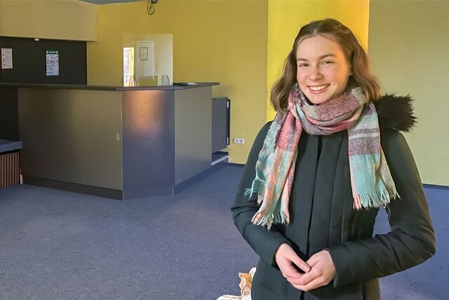 Leah Kiefer (14), Mitglied des Kinder- und Jugendparlaments, nahm den Schlüssel zur alten Spielothek symbolisch entgegen.