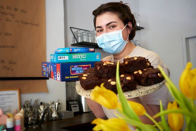 Spiele oder Gemüse-Brownies? Karolin Becker serviert im „Café Sonntag“ beides. Auf Packpapier stehen an der Wand immer die nächsten Veranstaltungen.