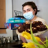 Spiele oder Gemüse-Brownies? Karolin Becker serviert im „Café Sonntag“ beides. Auf Packpapier stehen an der Wand immer die nächsten Veranstaltungen.