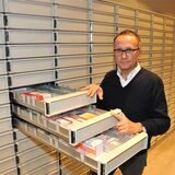 Apotheker Winfried Radinger zieht Medikamentenschubladen auf.