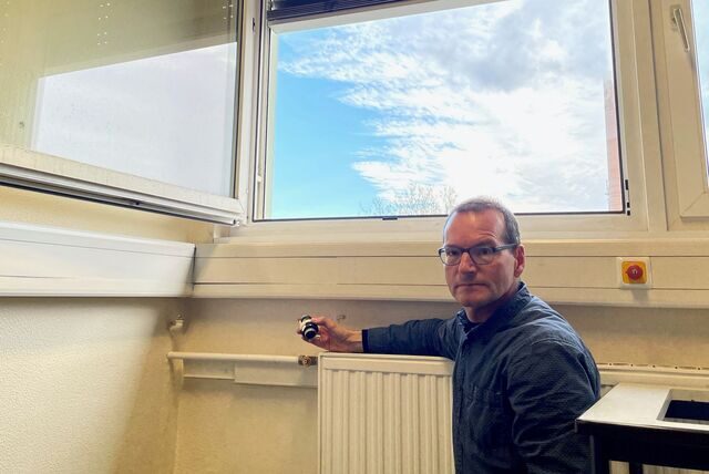 Der Berufsschullehrer Jens Jasper ärgert sich angesichts der Energiekrise über den Verbrauch an seiner Schule. Die Heizungen sind teilweise so heiß, dass während des Unterrichts die Fenster aufgerissen werden, um den Raum abzukühlen.