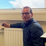 Der Berufsschullehrer Jens Jasper ärgert sich angesichts der Energiekrise über den Verbrauch an seiner Schule. Die Heizungen sind teilweise so heiß, dass während des Unterrichts die Fenster aufgerissen werden, um den Raum abzukühlen.