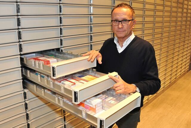 Apotheker Winfried Radinger zieht Medikamentenschubladen auf.