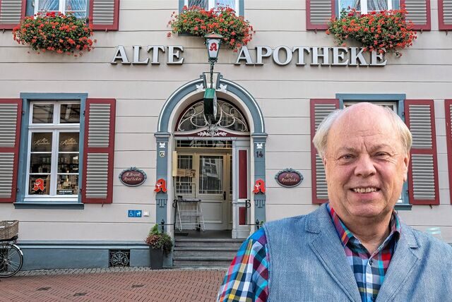Die Montage zeigt Georg Möllers vom Heimatverein Recklinghausen vor der Frontansicht der Alten Apotheke