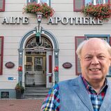 Die Montage zeigt Georg Möllers vom Heimatverein Recklinghausen vor der Frontansicht der Alten Apotheke