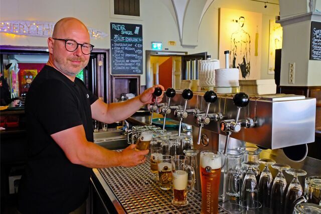 Gastwirt Daniel Hageleit zapft Bier.