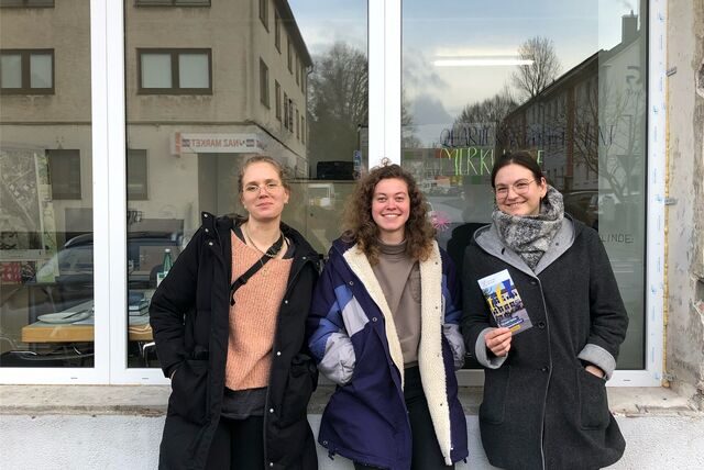 Susanne Fasselt, Karen Bietmann und Serena Kappenberg (v.l.) vor dem Quartiersbüro.