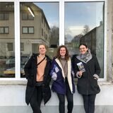 Susanne Fasselt, Karen Bietmann und Serena Kappenberg (v.l.) vor dem Quartiersbüro.