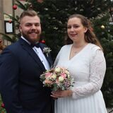 Das Brautpaar Marius Mayerhofer und Alexandra Zabel steht vor dem Rathaus Waltrop.