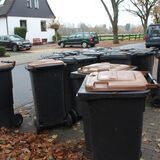 Mülltonnen stehen am Rand einer Straße in Waltrop.