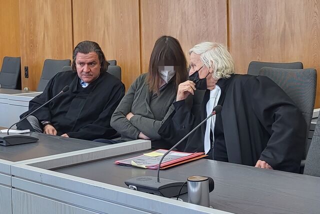 Der traurigste Prozess des Jahres: Die angeklagte Mutter, die ihre Tochter Emma ermordet hat, zwischen ihren Verteidigern Malte Englert (li..) und Siegmund Benecken.