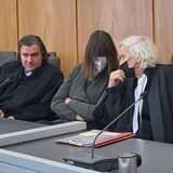 Der traurigste Prozess des Jahres: Die angeklagte Mutter, die ihre Tochter Emma ermordet hat, zwischen ihren Verteidigern Malte Englert (li..) und Siegmund Benecken.