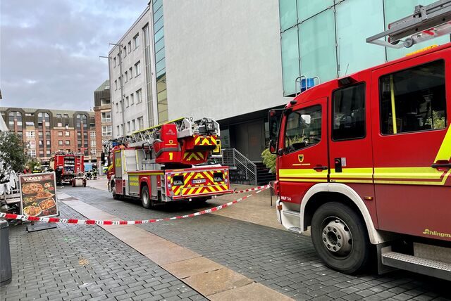 Bei Löscharbeiten nach einem Wohnungsbrand in Dortmunds Brückstraßenviertel haben Feuerwehrleute eine Leiche gefunden.