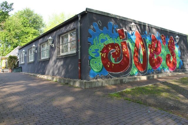 Ein Gebäude, auf dem mit Graffiti der Namen „Joes“ steht.
